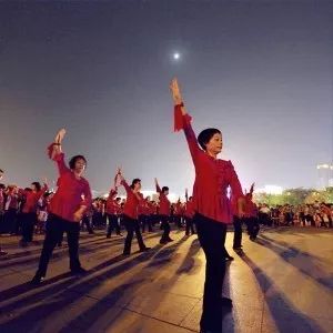 体育彩票与广场舞，生活中的双重视角
