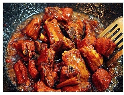 美食探索，红烧排骨的诱人制作之旅—图文并茂的烹饪指南