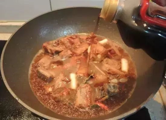 家庭美味，红烧排骨炖土豆的详细做法